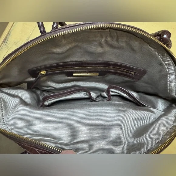 Elegant Brown Leather Handbag - Picture 7 of 13